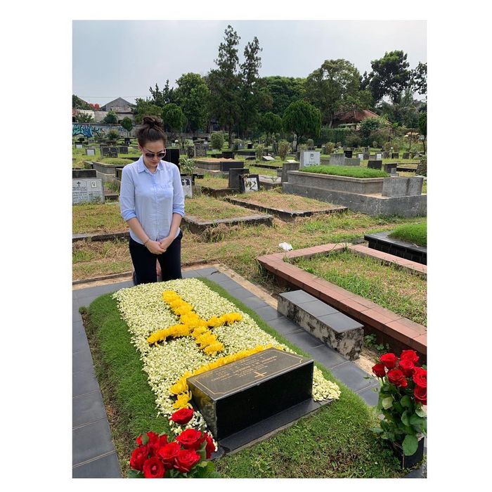 Jelang puasa, Christy Jusung nyekar makam ayahnya