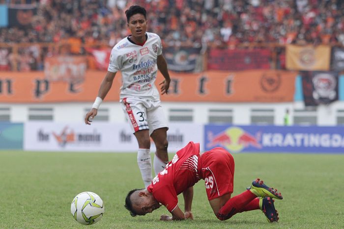Pemain Persija Jakarta, Riko Simanjuntak berebut bola dengan pemain Bali United, Imade Andhika Pradana Wijaya pada Kratingdaeng Piala Indonesia di Stadion Wibawa Mukti, Cikarang, Jawa Barat, Minggu (5/4/2019) dalam laga tersebut persija menang melawan Bali United dengan skor 1-0. 