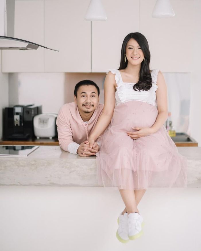 Anissa Aziza dan Raditya Dika saat maternity shoot