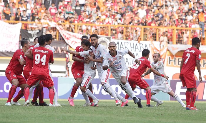 Pemain Persija Jakarta berusaha menghalang pemain Bali United pada Kratingdaeng Piala Indonesia di Stadion Wibawa Mukti, Cikarang, Jawa Barat, Minggu (5/4/2019) dalam laga tersebut persija menang melawan Bali United dengan skor 1-0. 