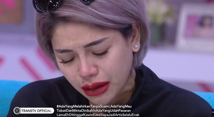 Nikita Mirzani nangis saat beri pesan menyentuh untuk anaknya yang masih di rawat di NICU