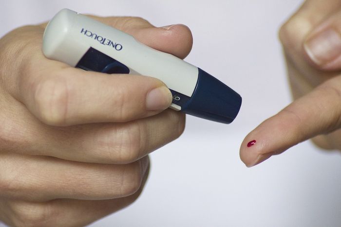 Ilustrasi cek gula darah untuk penderita diabetes