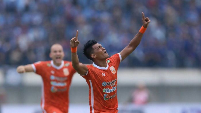 Striker Borneo FC, Lerby Eliandry, merayakan gol yang dicetaknya ke gawang Persib Bandung pada leg kedua delapan besar Piala Indonesia 2018.