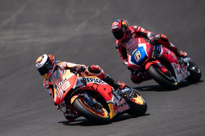 Jorge Lorenzo dan Stefan Bradl saat menjalani balapan Motogp Spanyol 2019, Minggu (5/5/2019).