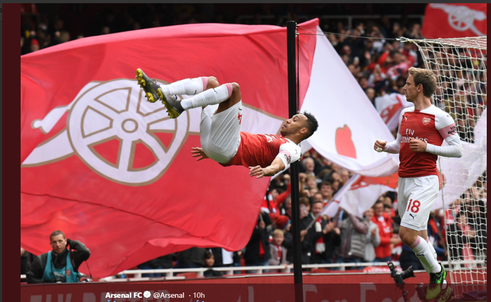 Striker Arsenal, Pierre-Emerick Aubameyang, merayakan gol yang dicetaknya ke gawang Brighton &amp; Hove Albion pada pekan ke-37 Liga Inggris, Minggu (5/5/2019) di Emirates Stadium.