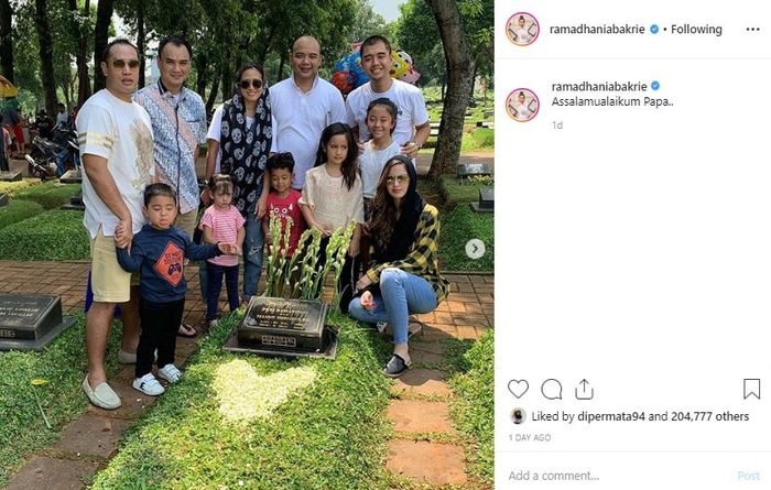 Gaya berpakaian Nia Ramadhani dan Ardi Bakrie kala berziarah ke makam orang tua tua kritikan.