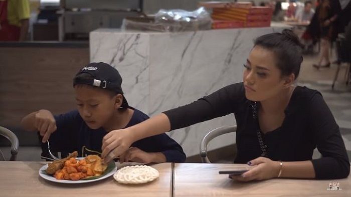 Tajir Melintir, Aurel Hermansyah Tak Gengsi Makan Sepiring Berdua dengan Penjaja Cilok Cilik di Mall