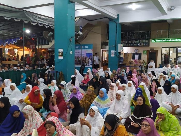 Jamaah salat tarawih masjid Jogokariyan.