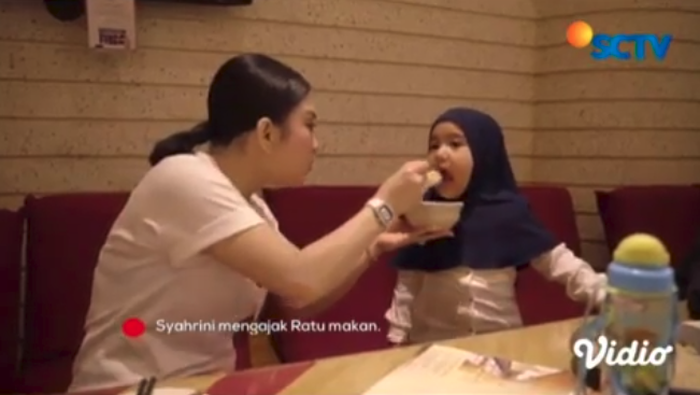 Siap Jadi Ibu, Syahrini Kepergok Suapi Ponakan dengan Jam Tangan Mewah Seharga 1,5 Miliar!