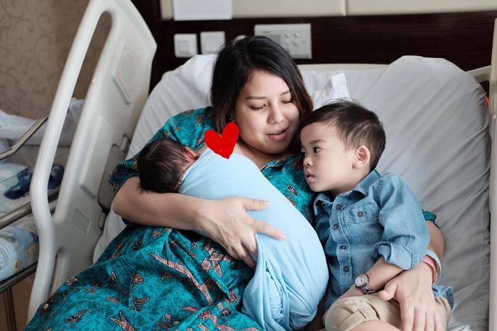 Tya Ariestya saat menyusui anak keduanya.Instagram/tya_ariestya