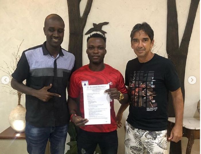 Gelandang asal Sierra Leone, Ibrahim Conteh (tengah) bersama pelatih Persipura, Luciano Leandro (kanan) seusai menandatangani kontrak pada Senin (6/5/2019) sore. 