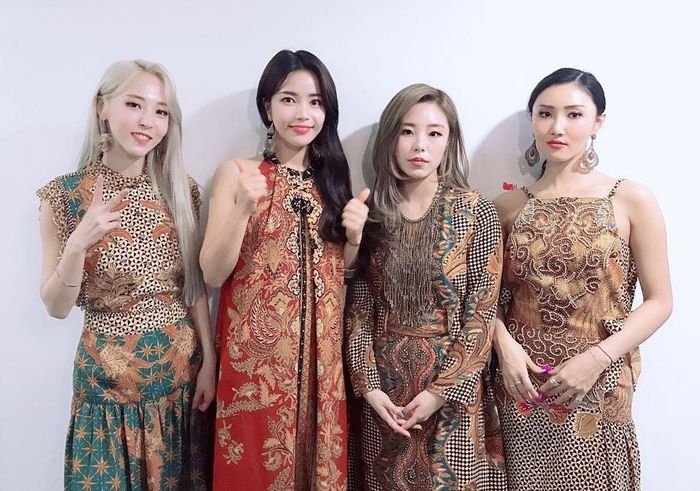 MAMAMOO terlihat mengenakan pakaian batik.
