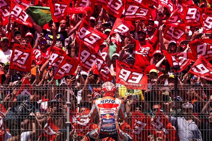 Marc Marquez merayakan kemenangannya pada balapan MotoGP Spanyol 2019 di depan pendukungnya.