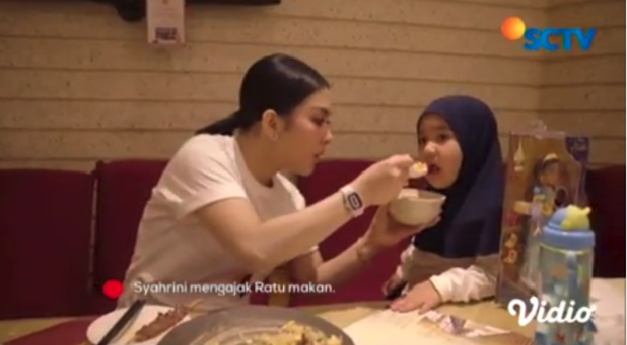 Siap Jadi Ibu, Syahrini Kepergok Suapi Ponakan dengan Jam Tangan Mewah Seharga 1,5 Miliar!