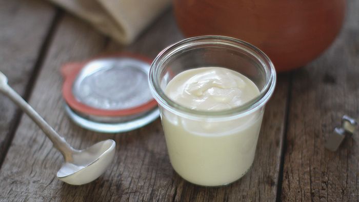 Yogurt tanpa rasa, bisa dijadikan masker wajah untuk mengecilkan pori-pori