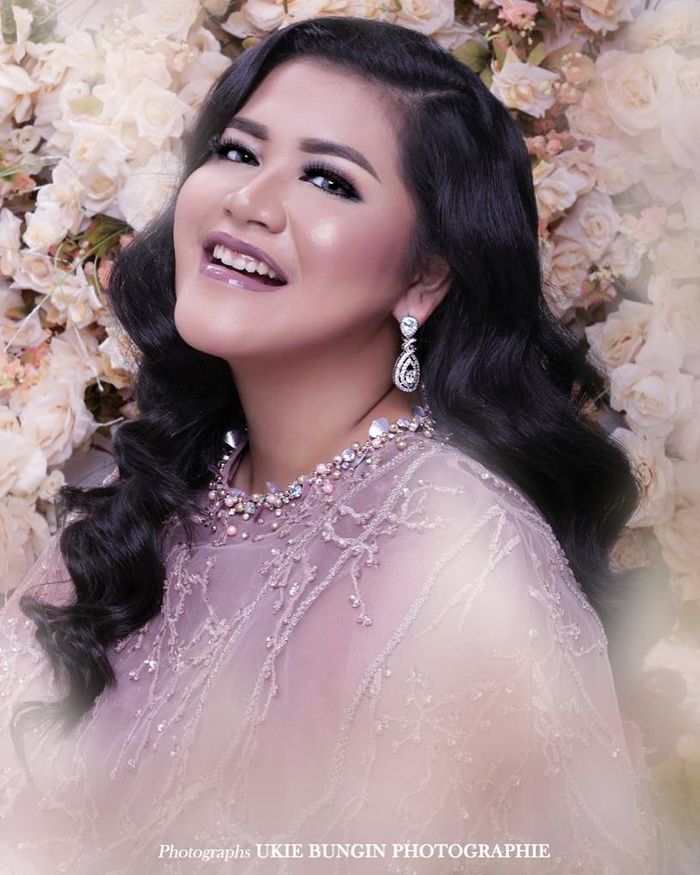 Tampilan Kahiyang AYu yang jarang terlihat sebelumnya.