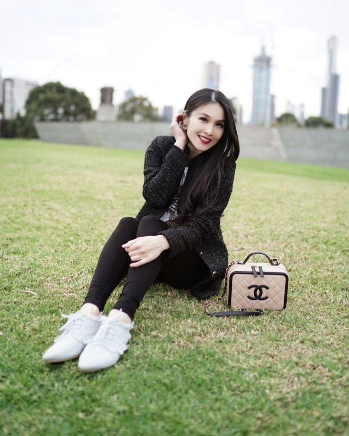 Sandra Dewi pakai tas favoritnya saat liburan ke luar negeri