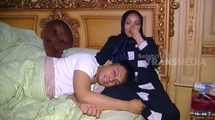 Fadel Islami tidur dipangkuan Muzdalifah.