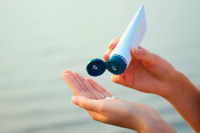 Hal yang Wajib Kamu Lakukan Sebelum Memilih Skincare Agar Tidak Muncul Jerawat Selama Puasa - Tabir surya