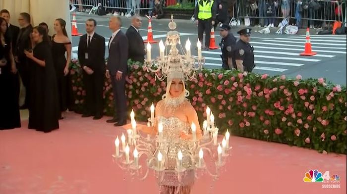 Mahkota Katy Perry yang juga mirip lampu gantung dengan hiasan lilin-lilin di sekelilingnya.