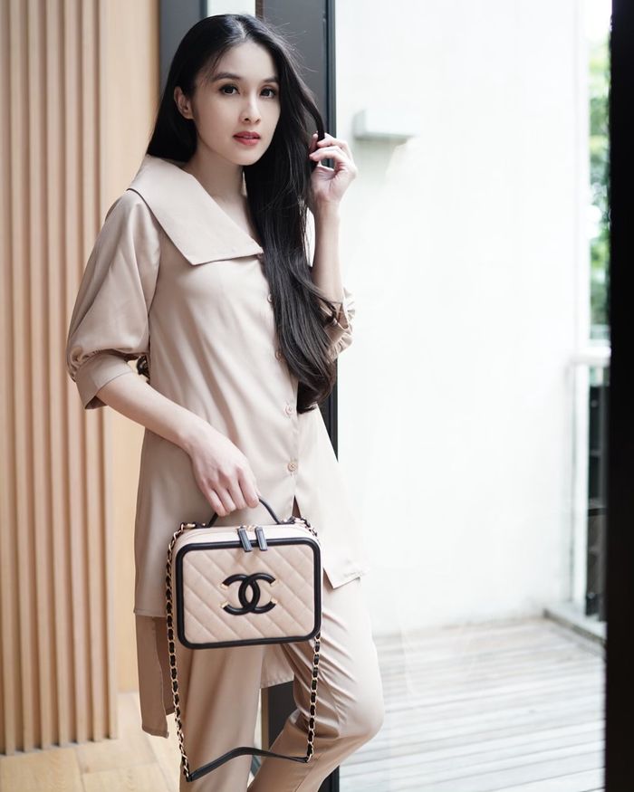 Sandra Dewi tampil matching dengan tas kesayangannya