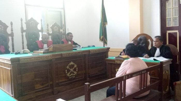 Guru SD Nomor 027144 Kelurahan Damai Kota Binjai, Demseria Simbolon harus duduk di kursi pesakitan usai memalsukan kematiannya, di Pengadilan Negeri (PN) Medan, Jumat (3/5/2019).  