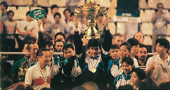 Tim bulu tangkis Indonesia mengangkat trofi Piala Sudirman 1989 saat digelar di Jakarta.