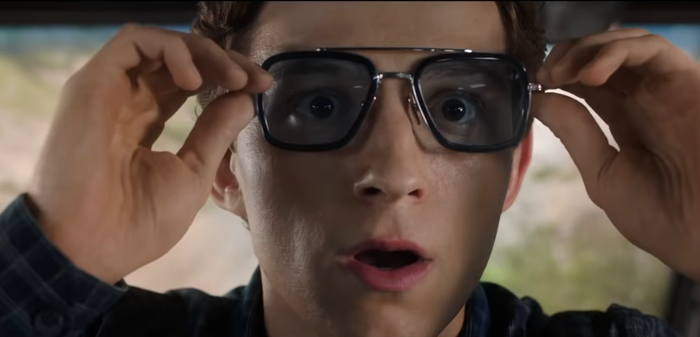 Peter Parker dengan kacamata Iron Man