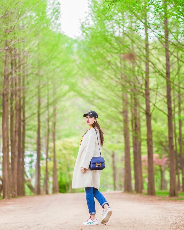 Luna Maya dengan coat krem dan tas polos simpel harga lebih dari 200 juta dipotret fotografer Korea