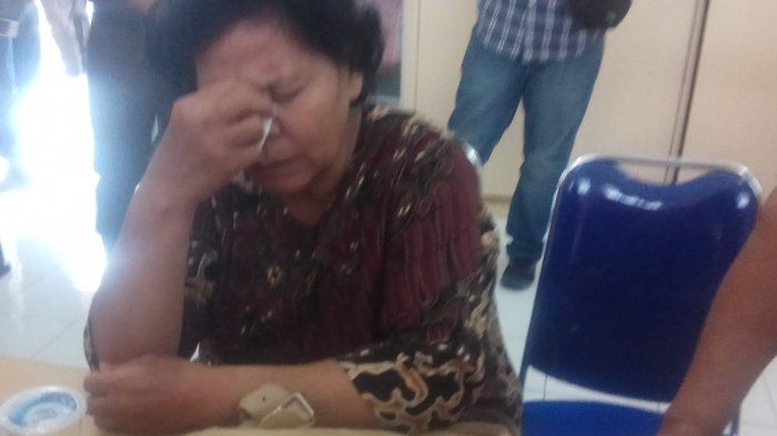 Demseria terduduk lesu sambil menyeka air matanya pakai tisu di ruang Pidsus Kejari Binjai, Rabu (7/11/2018)