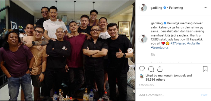 Gading mendapat kejutan ulang tahun dari teman-temannya.