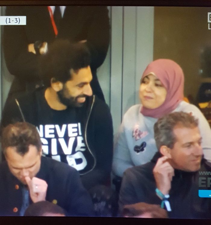 Salah bersama sang istri menyaksikan pertandingan Liverpool VS Barca.