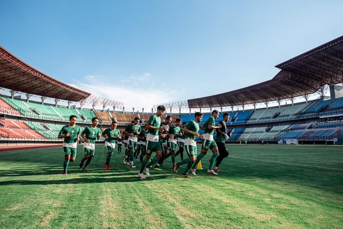 Para pemain Persebaya berlari keliling lapangan sebelum memulai latihan perdana selama Ramadhan di Stadion Gelora Bung Tomo, Surabaya, pada 7 Mei 2019.