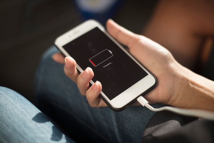 Men-charging handphone
