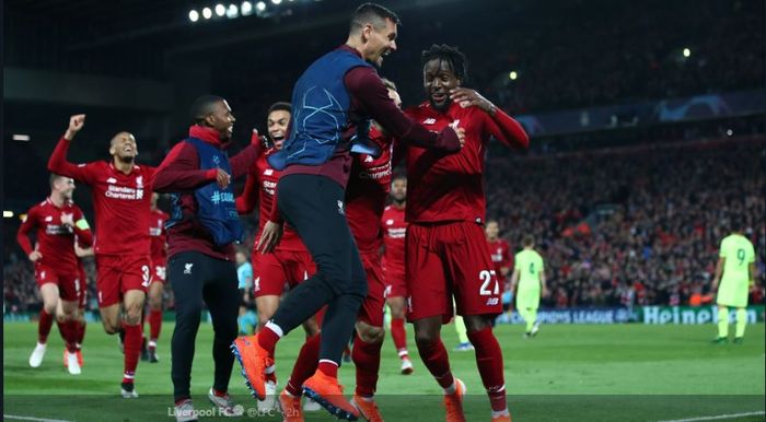 Divok Origi (kanan) dan Dejan Lovern merayakan kemenangan Liverpool atas Barcelona bersama rekan-rekannya, dalam laga leg kedua semifinal Liga Champions di Stadion Anfield, 7 Mei 2019.