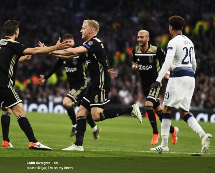 Donny van de Beek merayakan gol yang dicetaknya bersama rekan-rekannya pada leg pertama semifinal Liga Champions