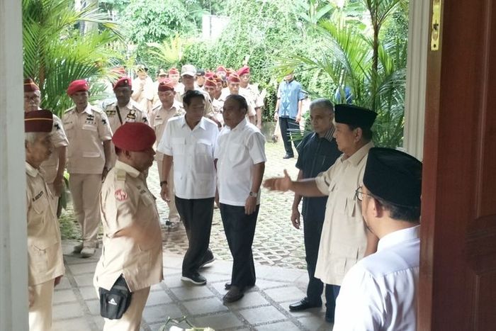 Calon presiden nomor urut 02 Prabowo Subianto bertemu dengan anggota Purnawirawan Pejuang Indonesia Rakyat (PPIR) di kediaman pribadinya, Jalan Kertanegara, Jakarta Selatan, Kamis (18/4/2019)