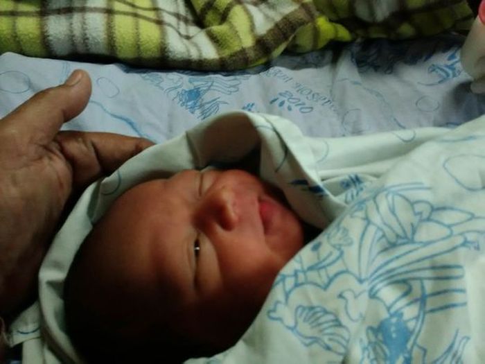 Bayi ditemukan dengan tali pusat masih terpasang.