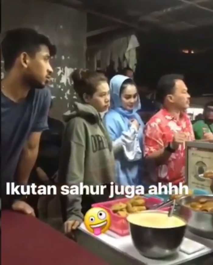 Mantan Suami Terciduk Makan di Warung Bersama <a href='https://pontianak.tribunnews.com/tag/jennifer-dunn' title='Jennifer Dunn'>Jennifer Dunn</a>, <a href='https://pontianak.tribunnews.com/tag/sarita' title='Sarita'>Sarita</a> Mukti Pamer Bayar Taksi 3,5 Juta & Liburan Mewah
