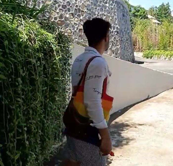 Ammar Zoni tak segan bawakan tas Irish Bella yang bermotif gonjreng.