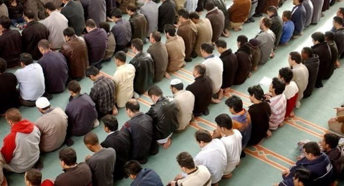 Ilustrasi umat Muslim menjalankan sholat di masjid