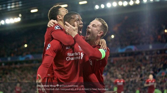 Trio Liverpool, Georginio Wijnaldum (tengah), Jordan Henderson (kanan), dan Trent Alexander-Arnold (kiri) merayakan gol ke gawang Barcelona, dalam laga leg kedua semifinal Liga Champions di Stadion Anfield, 7 Mei 2019.