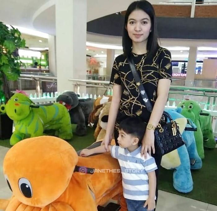 Gaya sederhana Selvi Ananda saat di pusat perbelanjaan