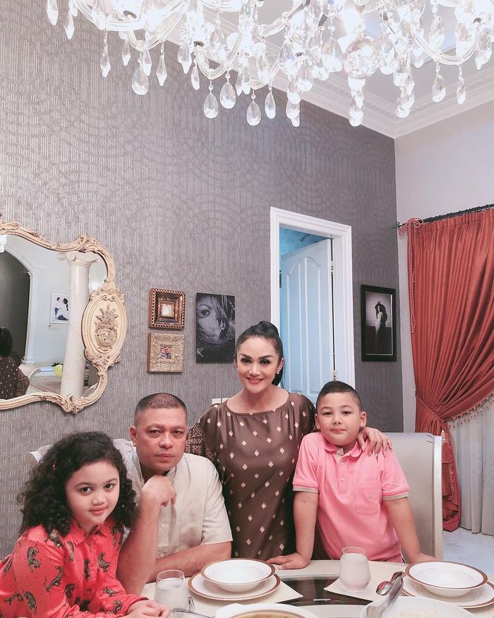 Tampilan ruang makan di rumah mewah Krisdayanti