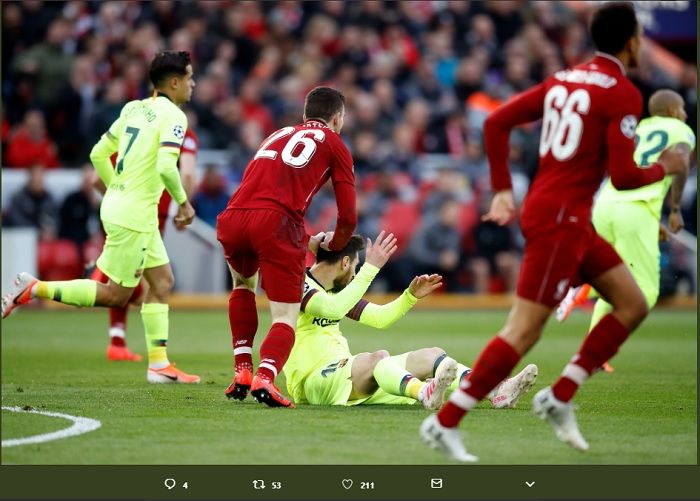 Bek kiri Liverpool, Andrew Robertson saat menoyor kepala mega bintang Barcelona, Lionel Messi di semifinal leg kedua Liga Champions, Rabu (8/5/2019) dinihari.