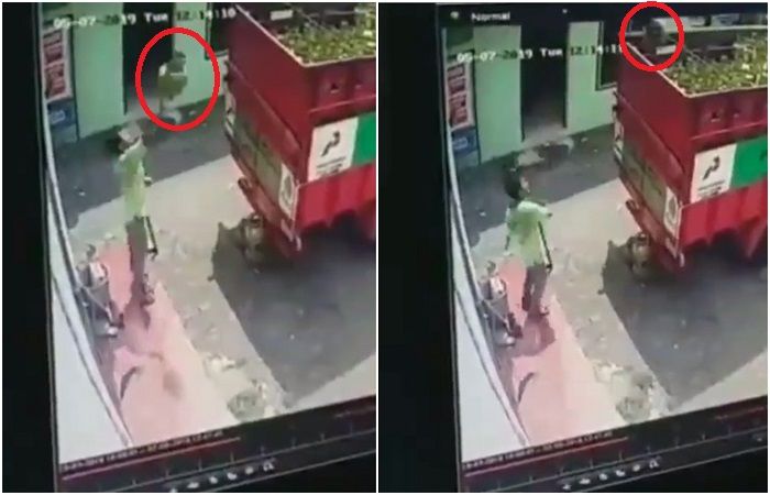 Seorang pria melempar tabung gas LPG 3kg ke atas truk