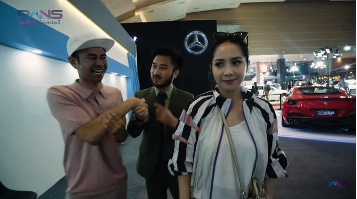 Raffi Ahmad cuma bisa tertawa saat 'dipalak' beli mobil baru oleh Rudy Salim.