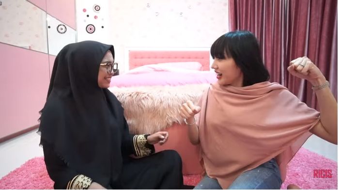 Lucinta Luna salah dengar ucapan Ria Ricis hingga kepalkan tangannya di depan YouTuber ternama itu.