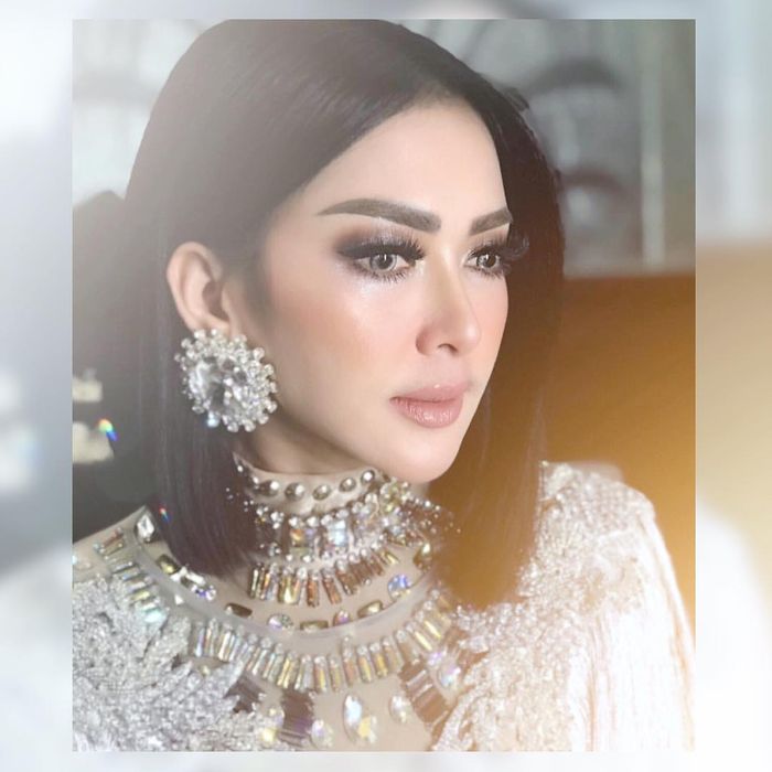 Rahang lancip Syahrini