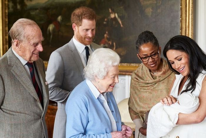 Pangeran Philip, Ratu Elisabeth II, Pangeran Harry, Meghan Markle dan ibunya sedang memandangi bayi Archie